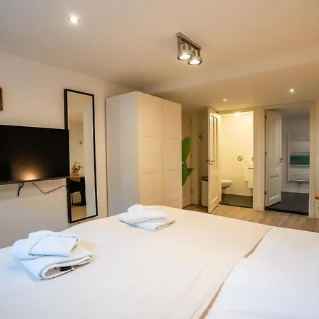 Nassau Canal Suites - In The Heart Of The City-3